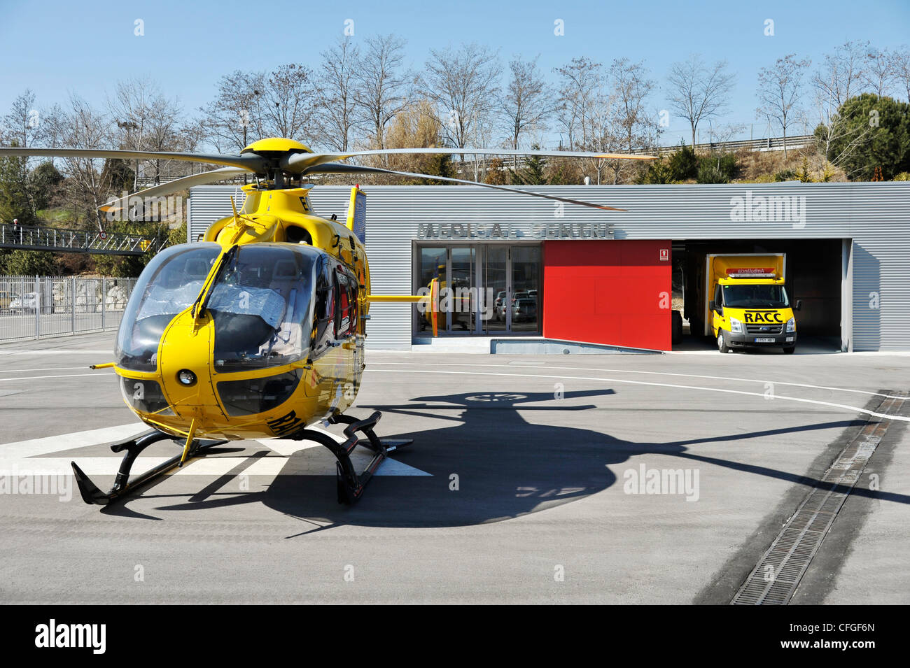 L'hôpital de courses de circuit de Catalunya en Espagne avec l'hélicoptère et ambulance Banque D'Images