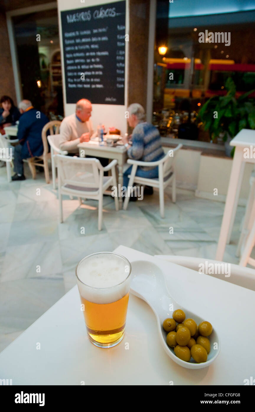 La bière et les olives Séville Andalousie Espagne Banque D'Images