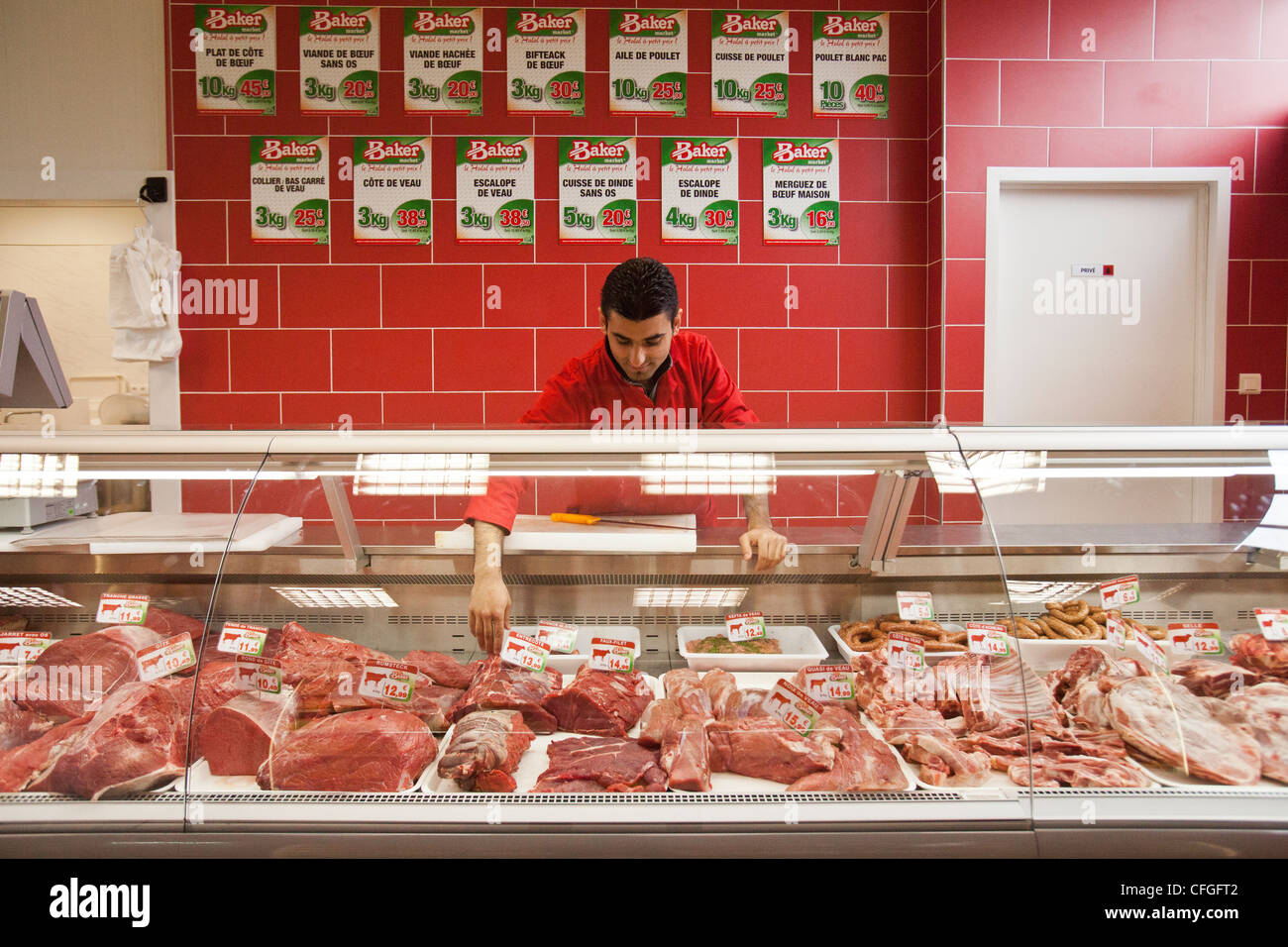 Boucherie Halal La Tranche Sur Mer Halal meat supermarket Banque de photographies et d'images à haute  résolution - Alamy