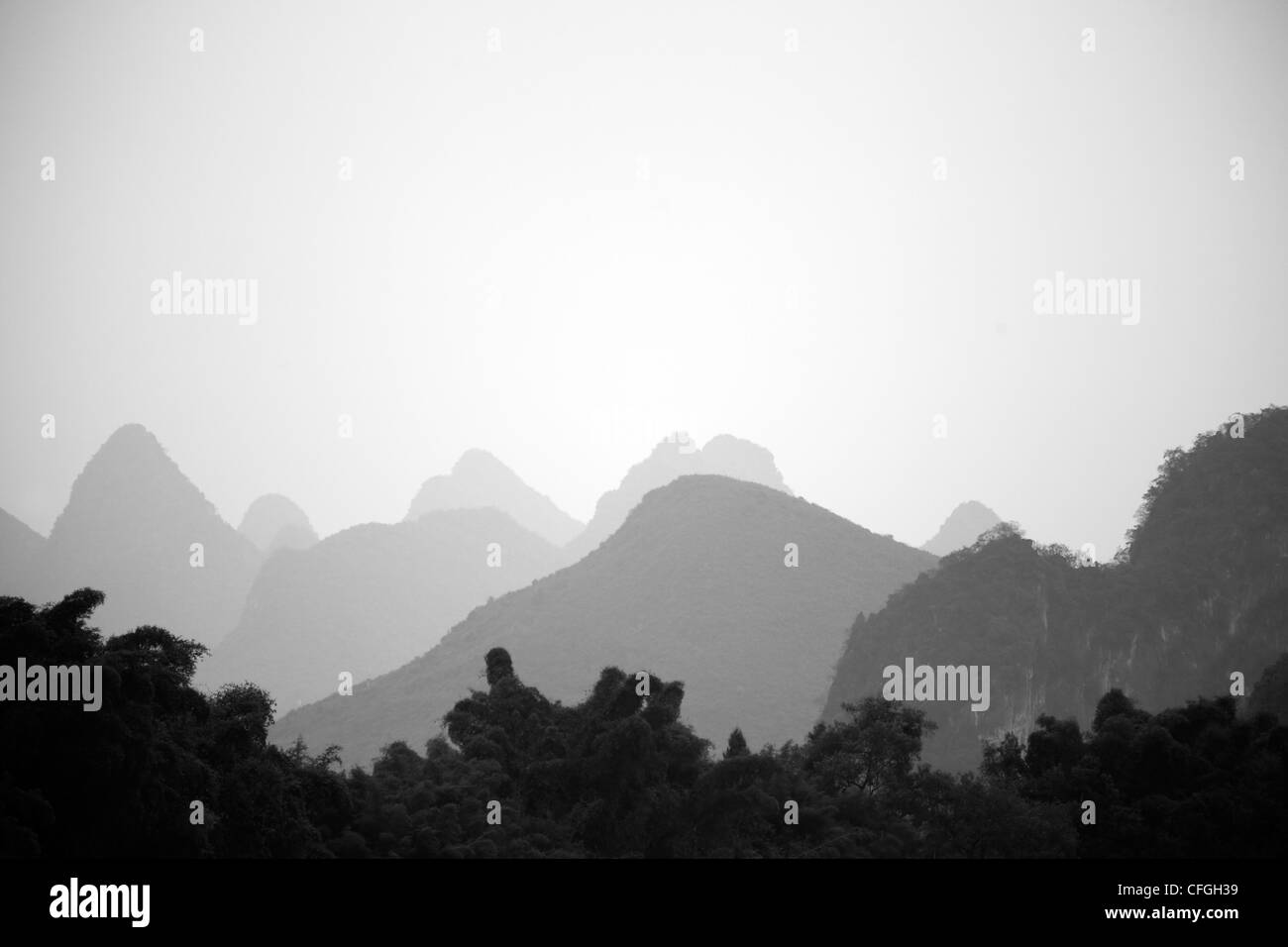 Dans les montagnes karstiques Yangshuo, Chine rurale Banque D'Images