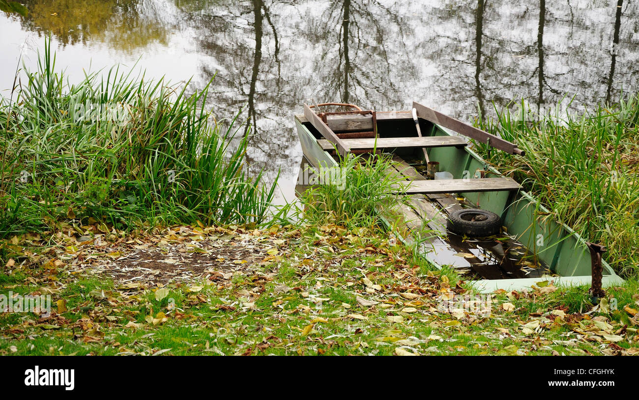 Vieux bateau de bois vert, l'ancre à Riverside. Banque D'Images