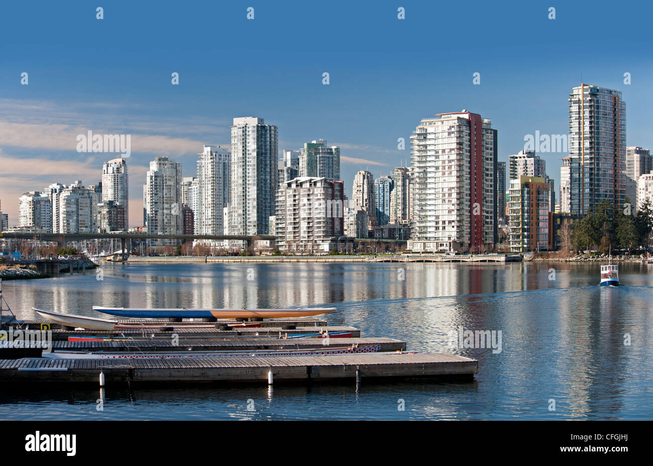 Appartement de luxe moderne de bâtiments par la mer Banque D'Images