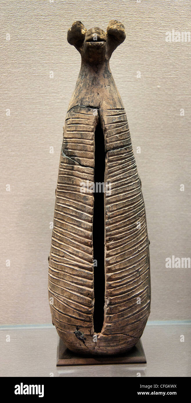 Instrument de musique - nicien orne la tête d'un caprid nécropole de Khurvin iranien l'Iran à l'âge de fer I et II 14-9 100 av. Banque D'Images