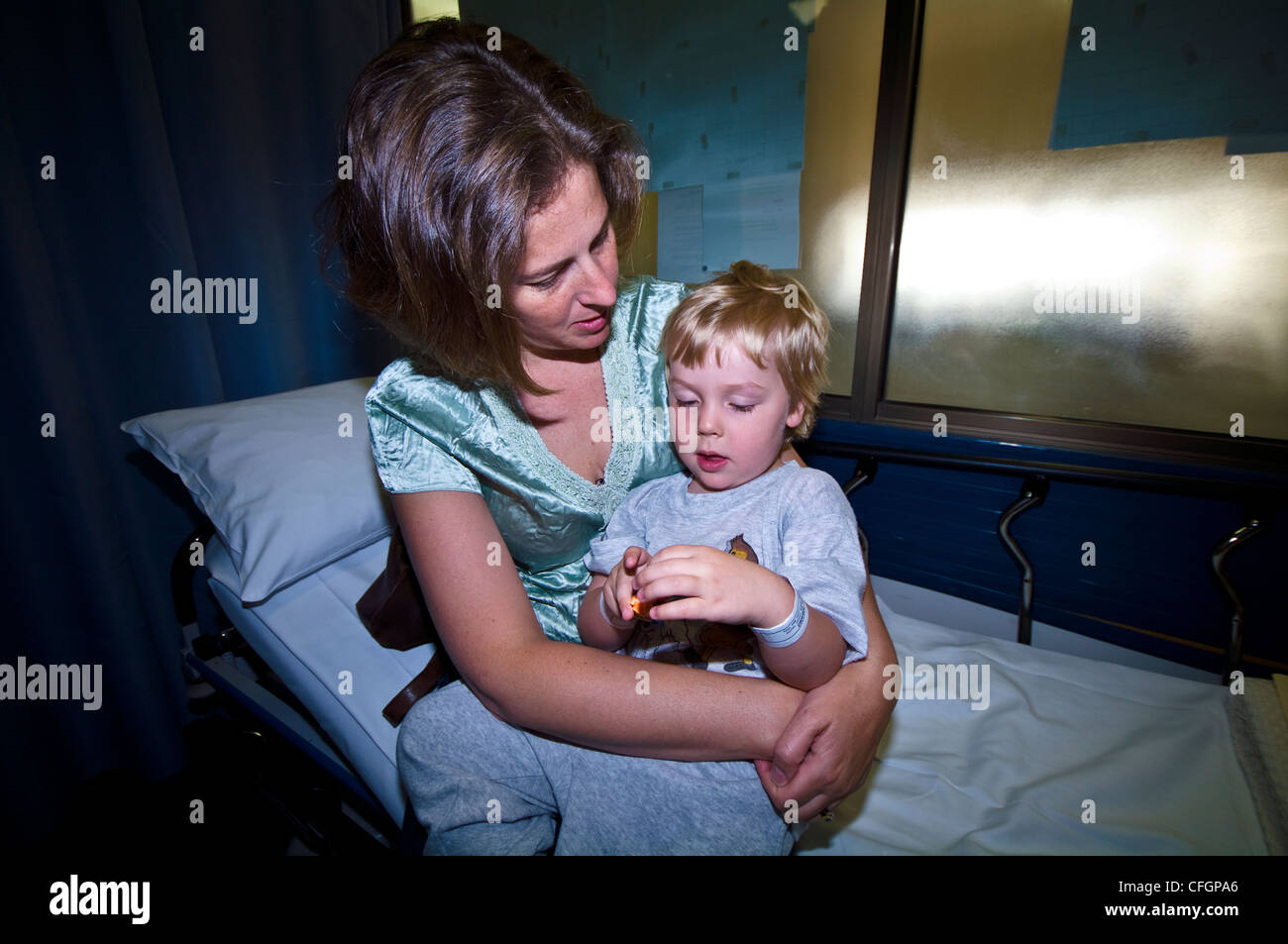 Le confort d'une mère son fils avant qu'il subit une chirurgie de l'oreille à l'hôpital. Banque D'Images