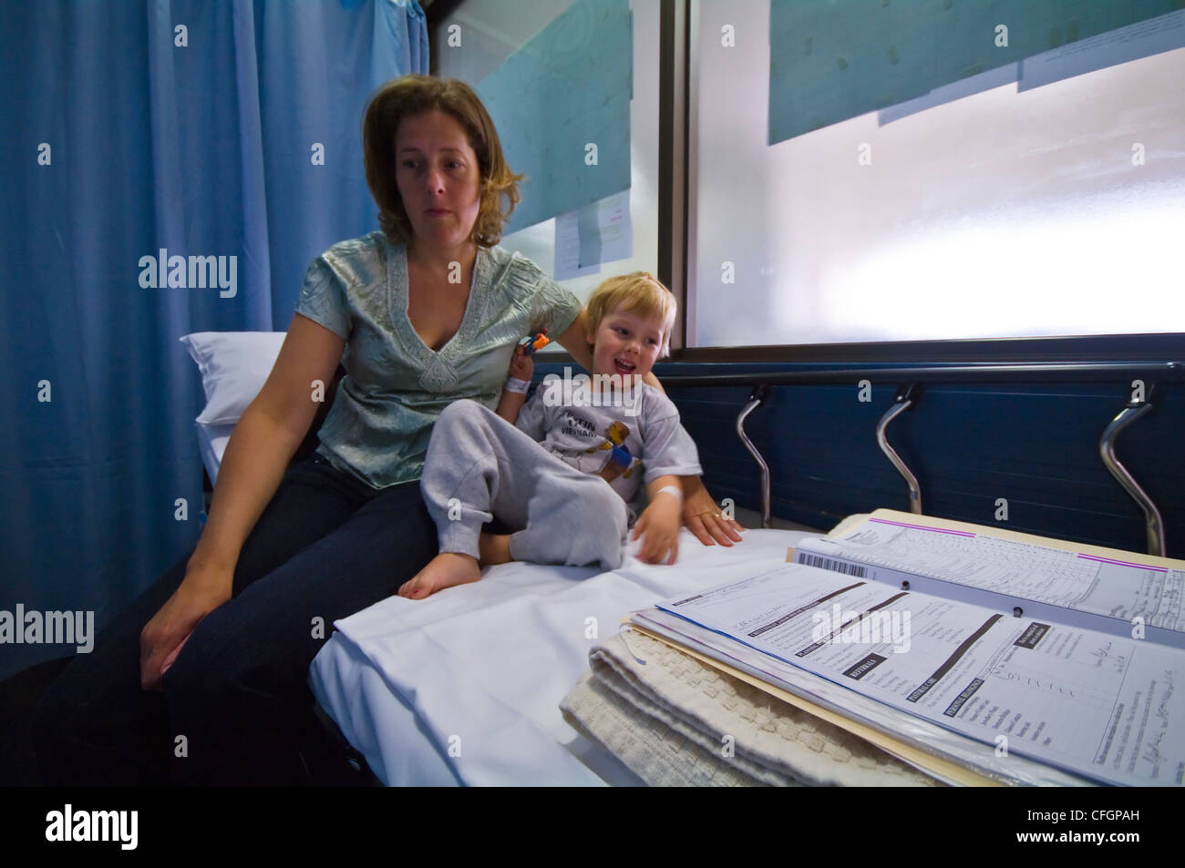 Le confort d'une mère son fils avant qu'il subit une chirurgie de l'oreille à l'hôpital. Banque D'Images