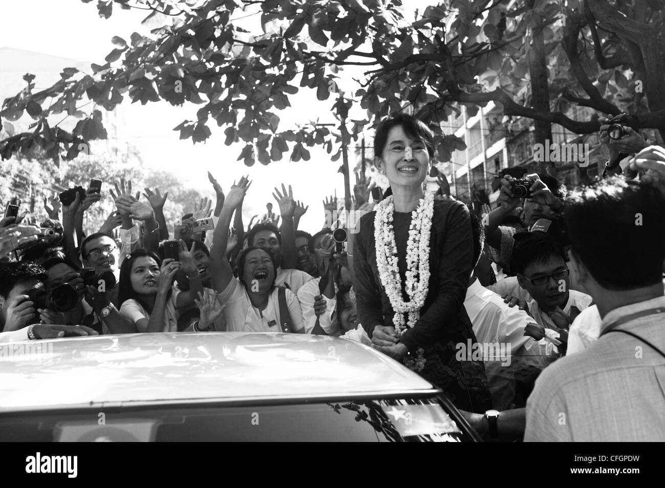 Aung San Suu Kyi répond à une foule de sympathisants à Rangoon au cours de la campagne électorale, où elle se tient à devenir un MP Banque D'Images