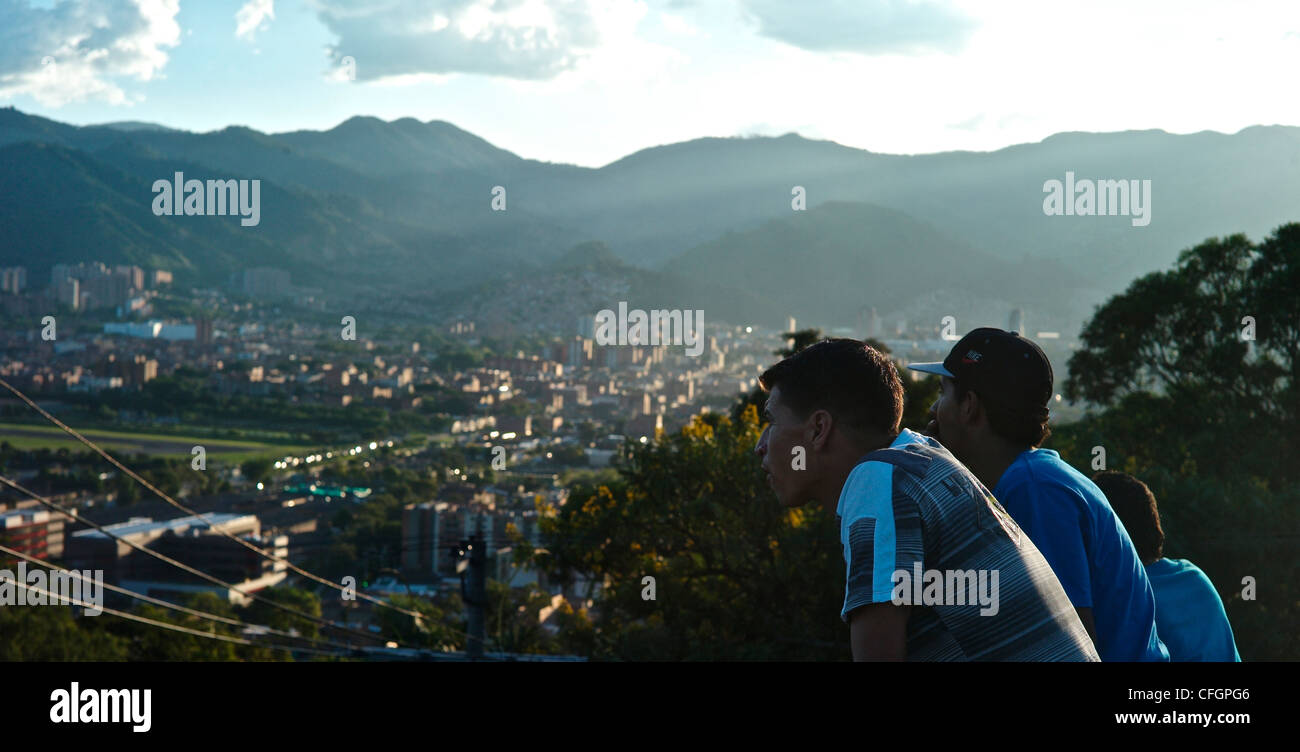 Les personnes à la recherche à vue de Medellin de 'Mi Pueblito Paisa'. Banque D'Images
