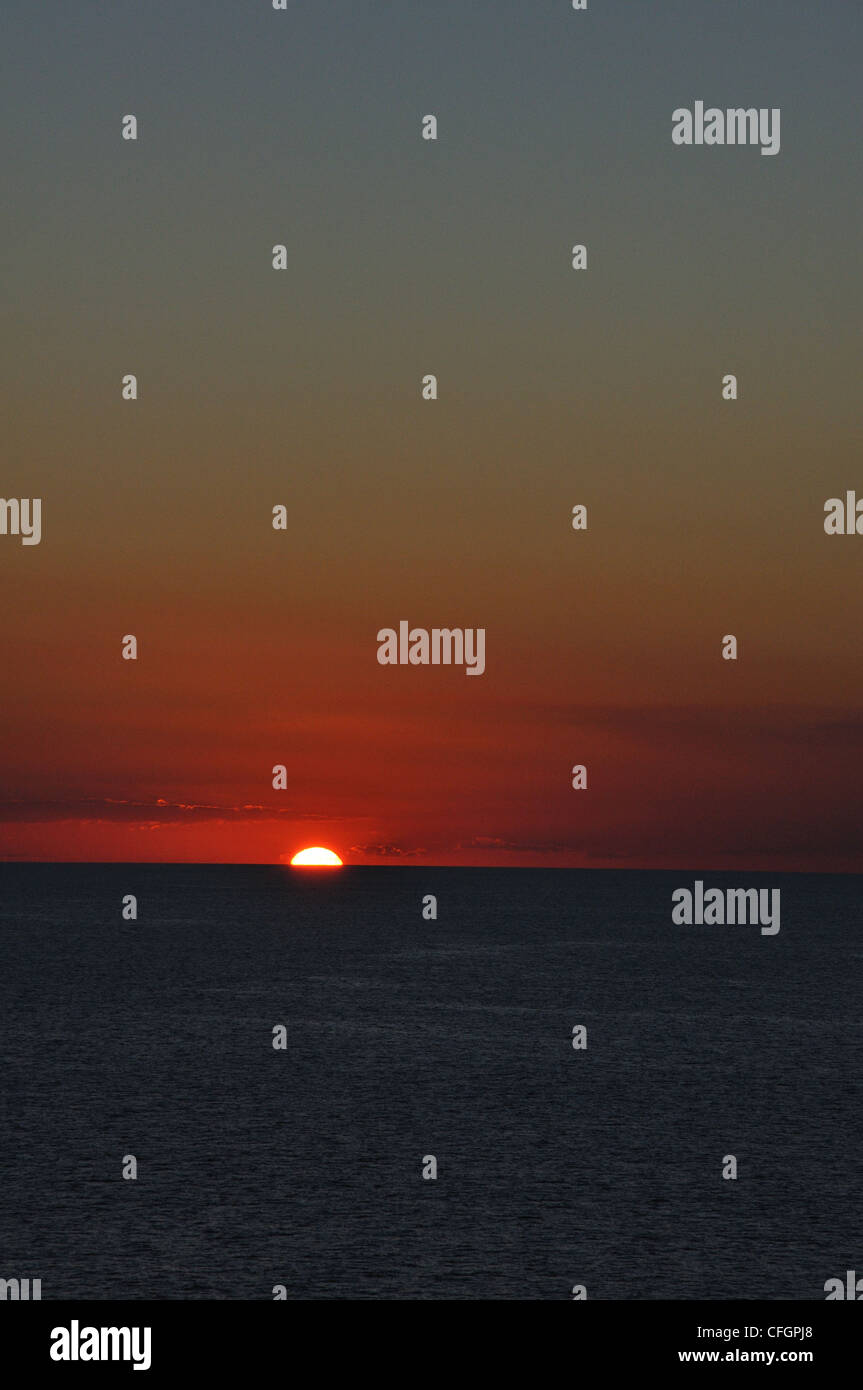 Coucher de soleil depuis un bateau de croisière, aux Bahamas Banque D'Images