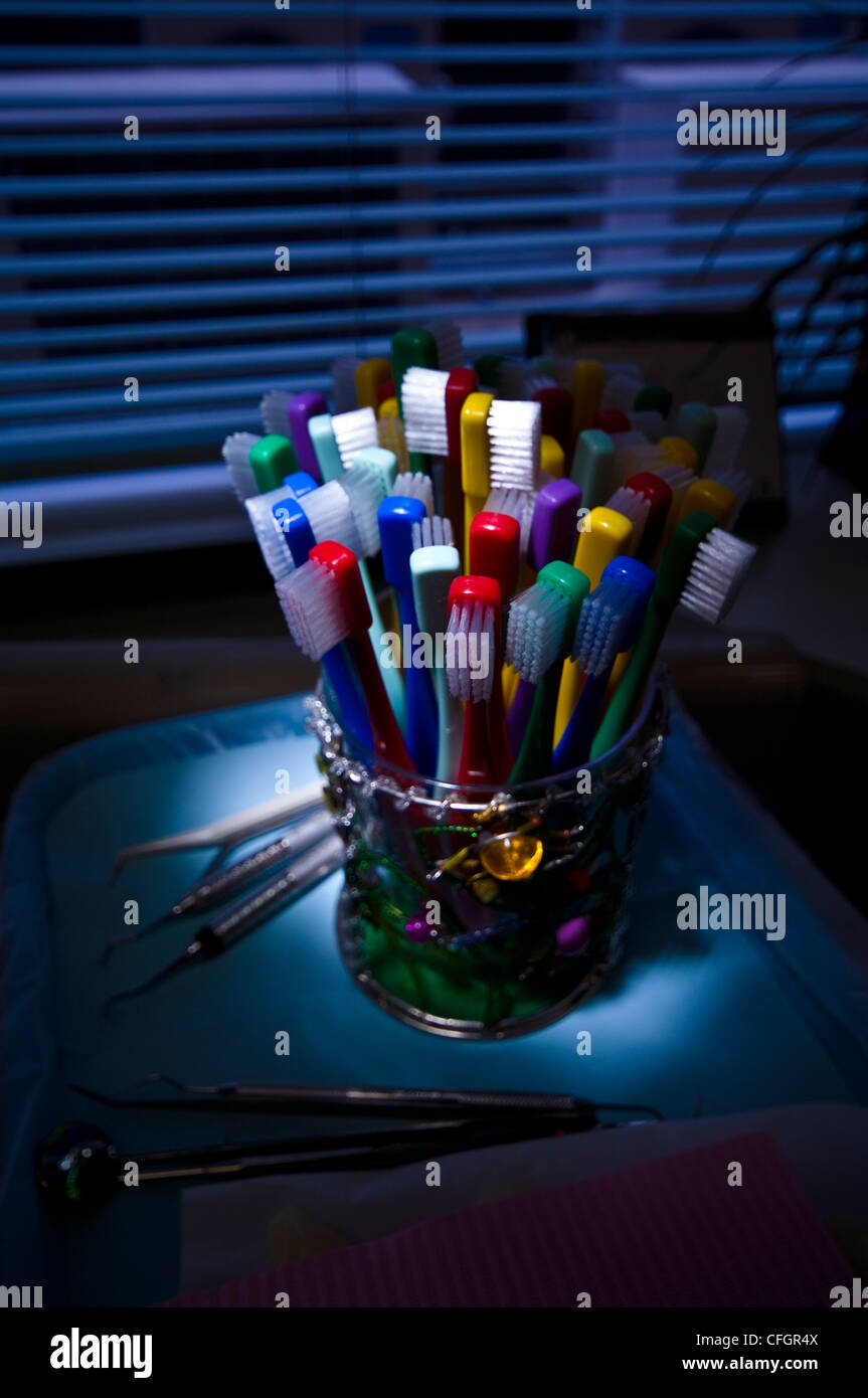 Brosses à dents colorés dans un bureau de dentiste pour les enfants à la maison. Banque D'Images