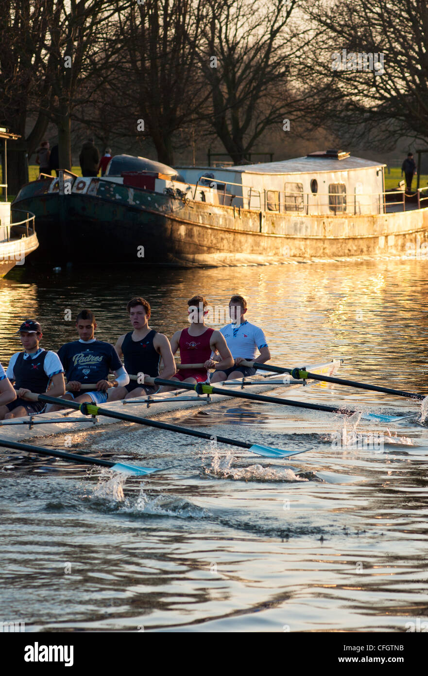 Les rameurs au coucher du soleil sur la rivière Cam, près de Cambridge, Angleterre. Banque D'Images