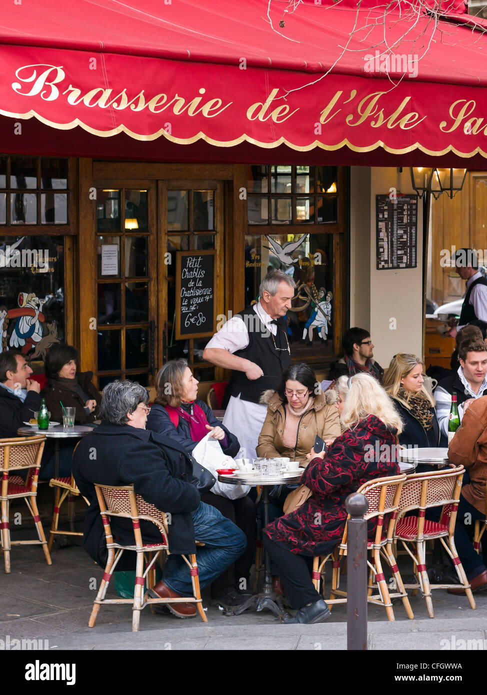 Les Gens De Prendre Un Verre A Une Terrasse De Cafe L Ile Saint Louis Paris France Photo Stock Alamy