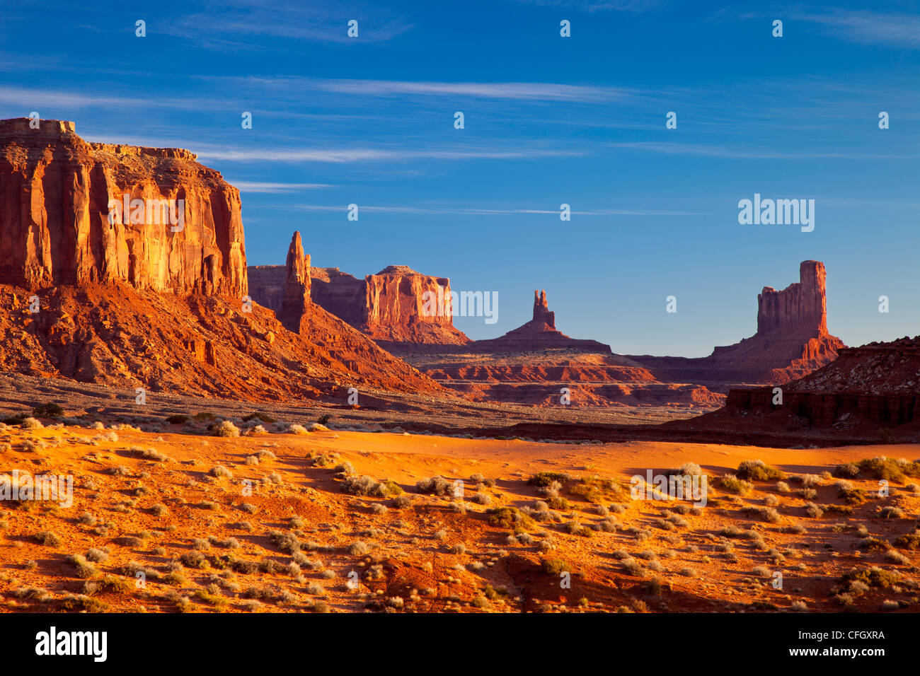 Lever de soleil sur Mesa Sentinelle, Monument Valley, Arizona USA Banque D'Images