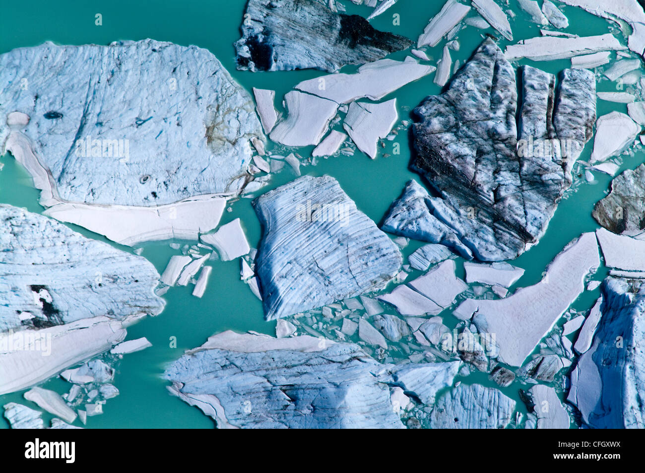 Les icebergs massifs se rassembler dans un lac alpin par un glacier zone de fractures. Banque D'Images
