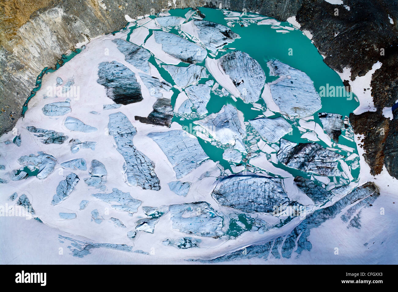 Les icebergs massifs se rassembler dans un lac alpin par un glacier zone de fractures. Banque D'Images