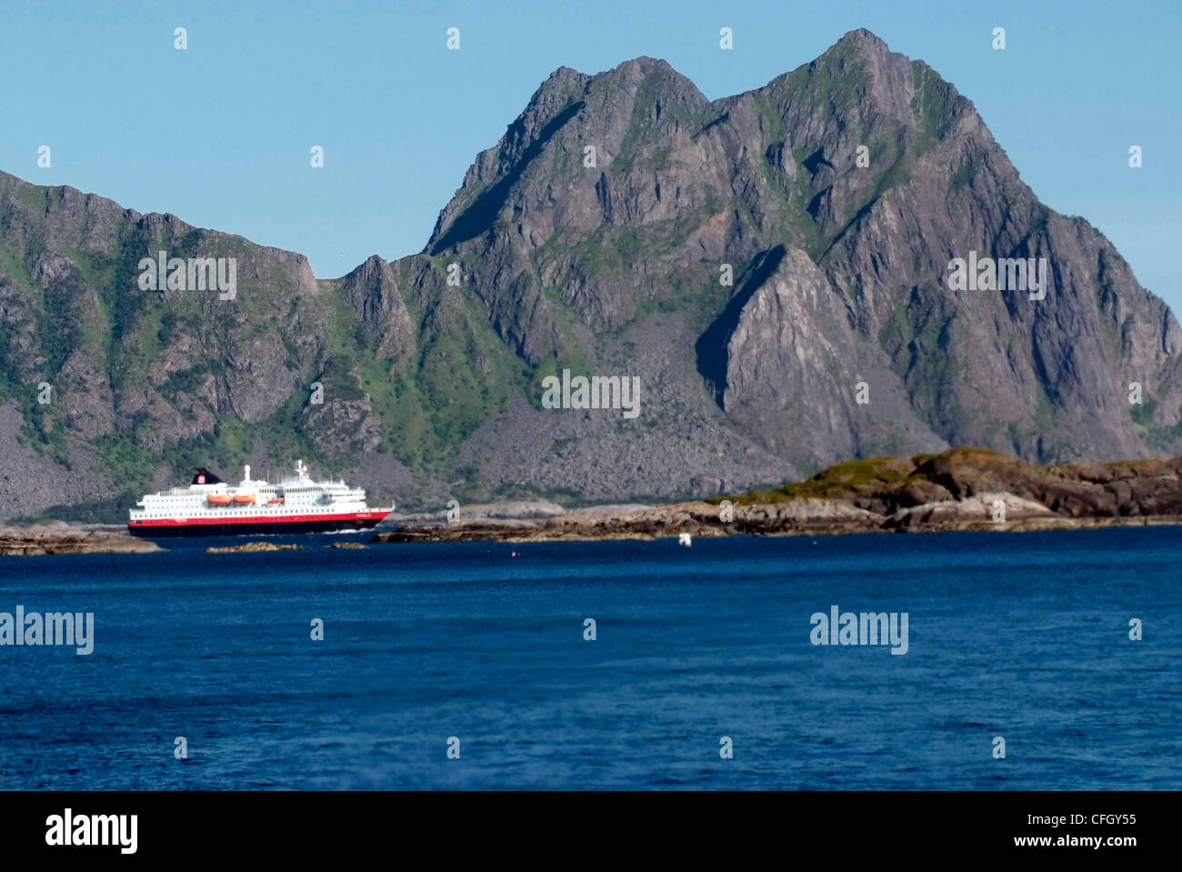 La Norvège Iles Lofoten Hurtigruten, le MV .Nordlys cruises contre le mur des Lofoten Banque D'Images