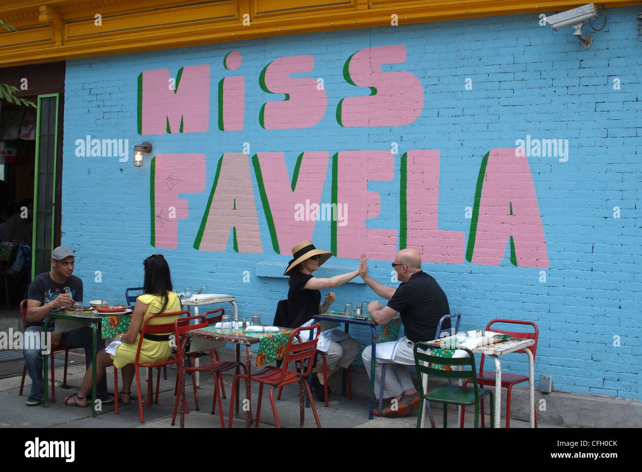 Les clients bénéficiant d'une terrasse de restaurant brésilien, Mlle Favela, Brooklyn, New York Banque D'Images