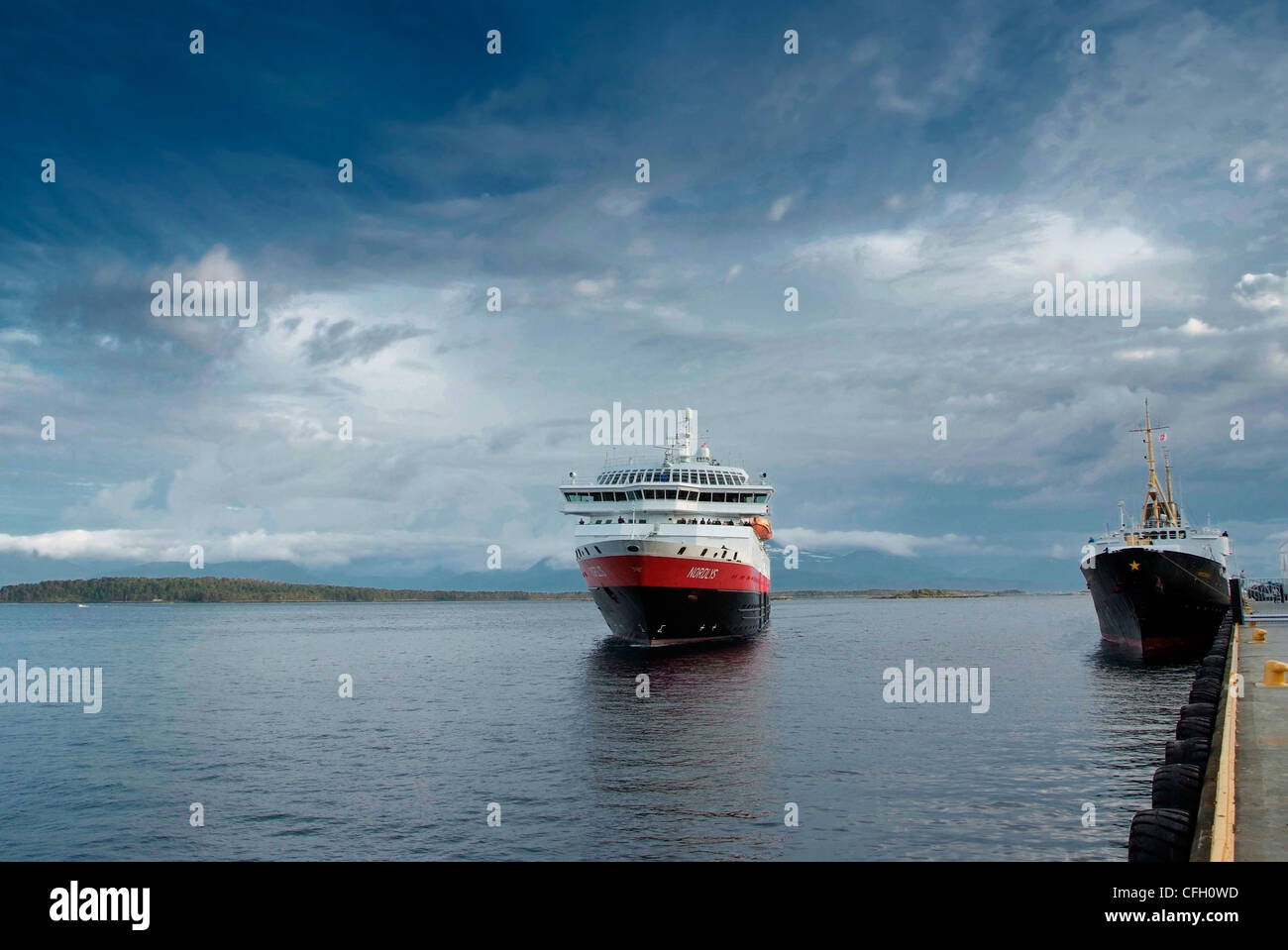 La Norvège Molde le navire Hurtigruten classique Nordstjernen (arrière-plan) et l'arrivant MS Nordlys Banque D'Images