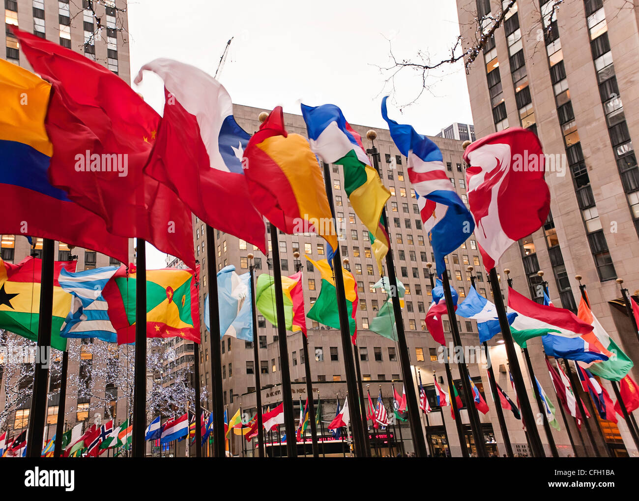 Les drapeaux à Rockefeller Center, New York City Banque D'Images