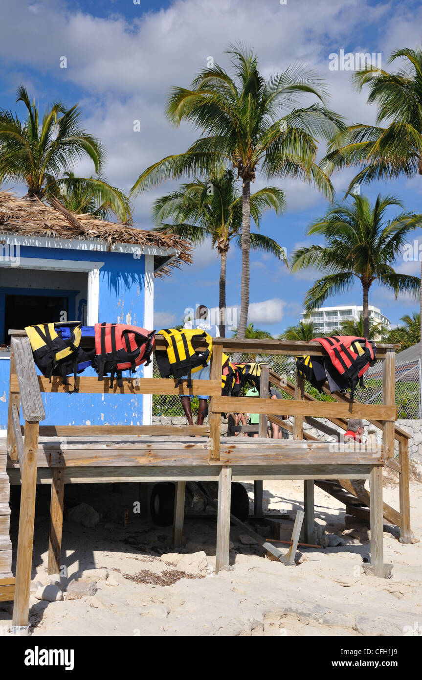 La plage de Lucaya Freeport, Bahamas, location de matériel de sports d'eau - Banque D'Images