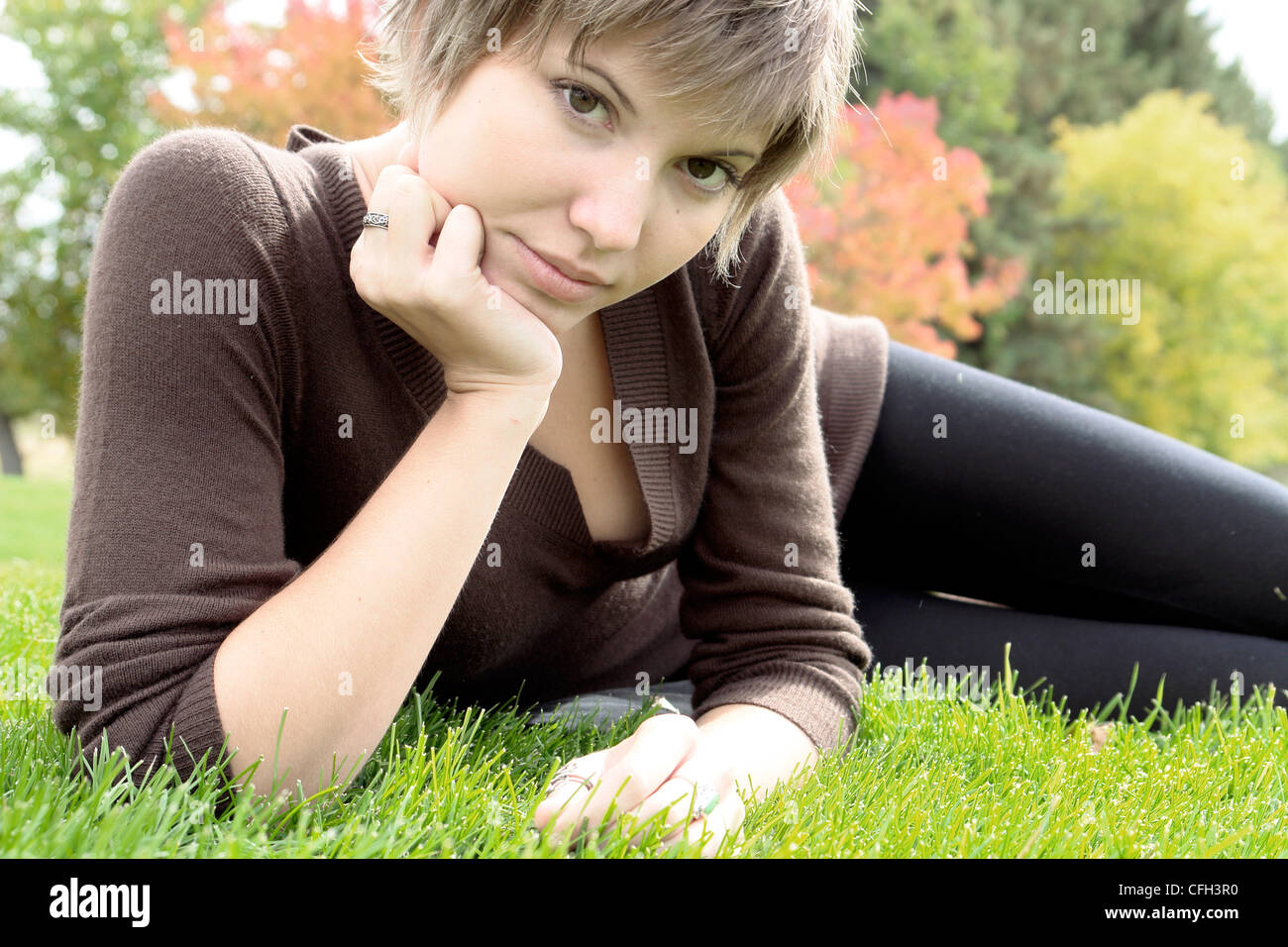 Portrait of a Young Woman Lying in Grass Banque D'Images