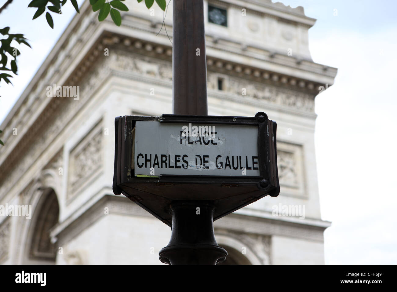 Place Charles De Gaulle street signe avec l'Arc de Triomphe en arrière-plan Banque D'Images Place Charles De Gaulle street signe avec l'Arc de Triomphe en arrière-plan Banque D'Images
