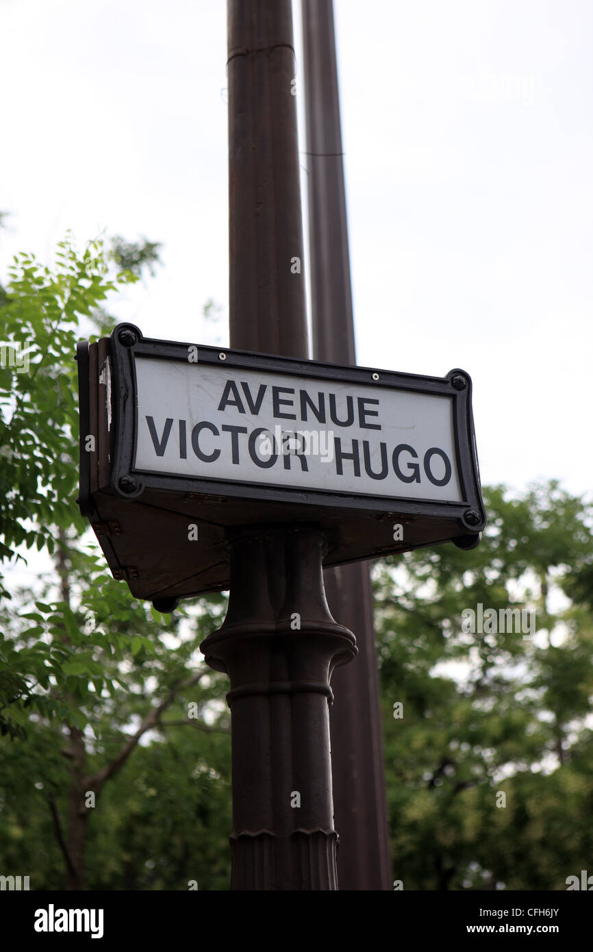 Avenue Victor Hugo signe sur un lampadaire dans la capitale française de Paris Banque D'Images