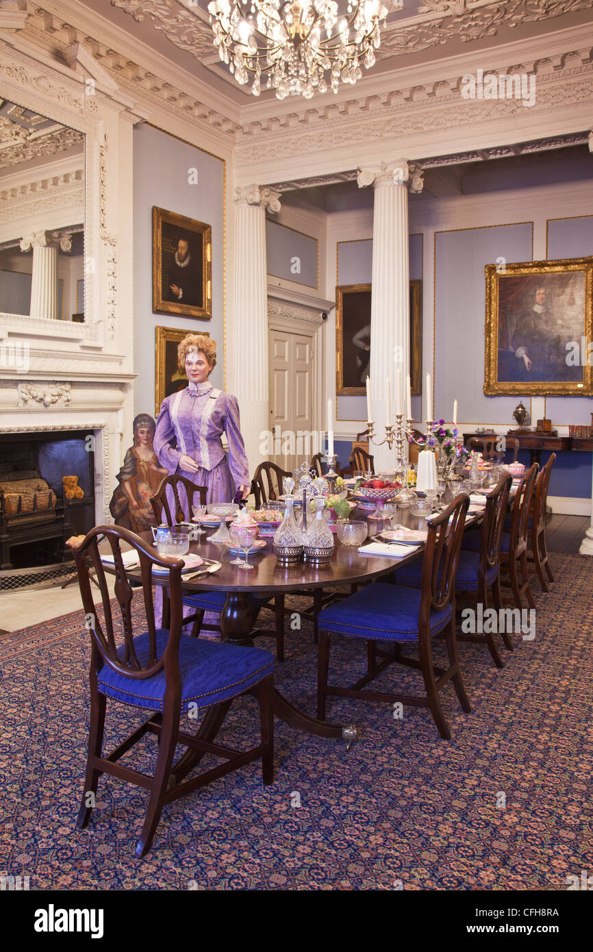 La reconstruction de la salle à manger victorienne dans Lydiard House, Swindon, Wiltshire, England, UK Banque D'Images