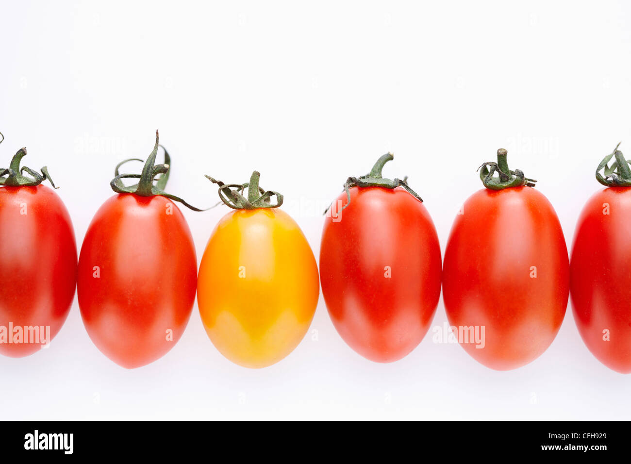 Les tomates cerise rouge et orange Banque D'Images