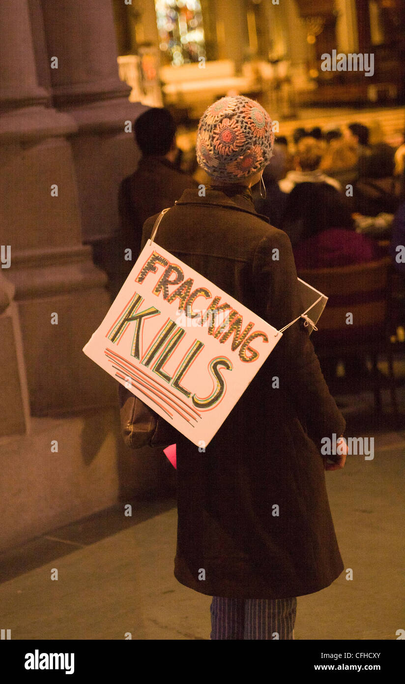 Les New-Yorkais rassemblement à l'église Saint John The Divine à New York contre la fracturation hydraulique (fracking) dans l'État de New York. Banque D'Images