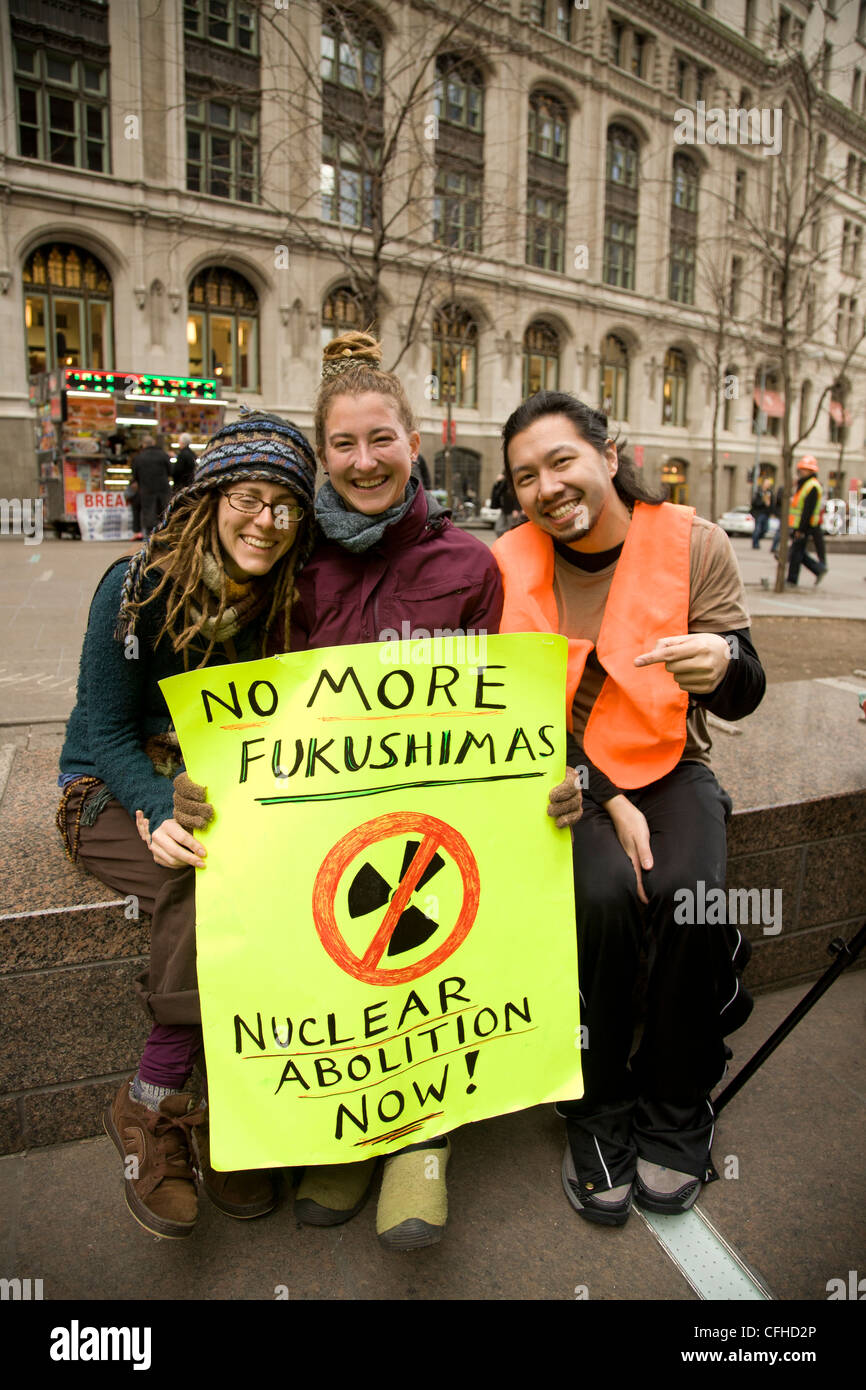 8 mars 2012 : la paix les marcheurs qui ont commencé à Oyster Creek usine nucléaire dans le New Jersey, rendez-vous sur Broadway à New York jusqu'à Indian Point Banque D'Images
