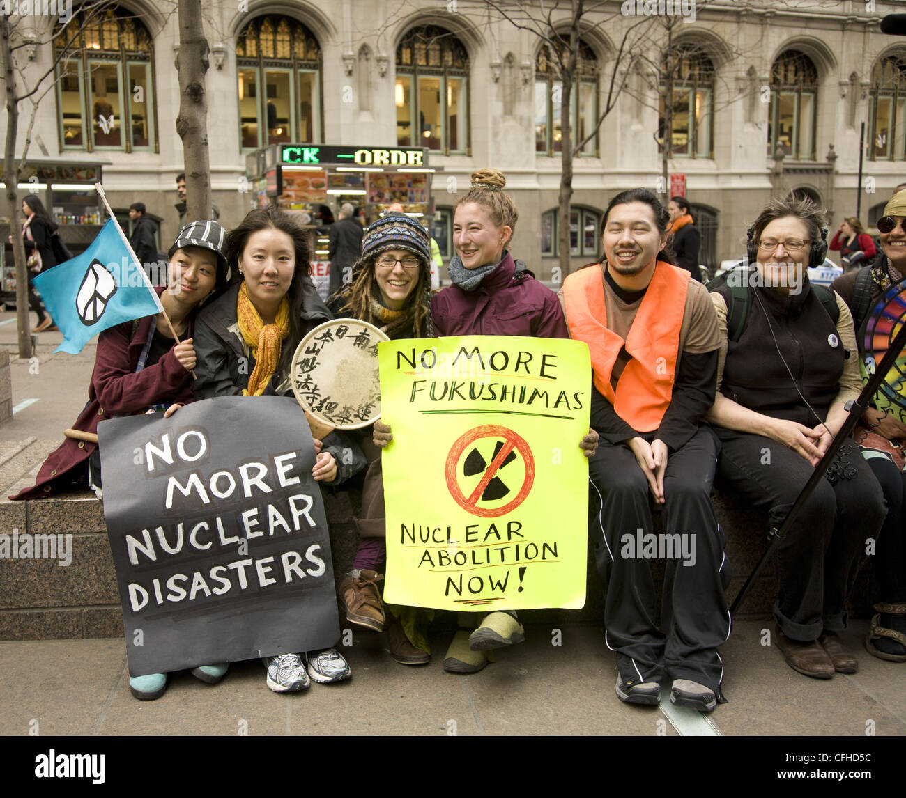 8 mars 2012 : la paix les marcheurs qui ont commencé à Oyster Creek usine nucléaire dans le New Jersey, rendez-vous sur Broadway à New York jusqu'à Indian Point Banque D'Images