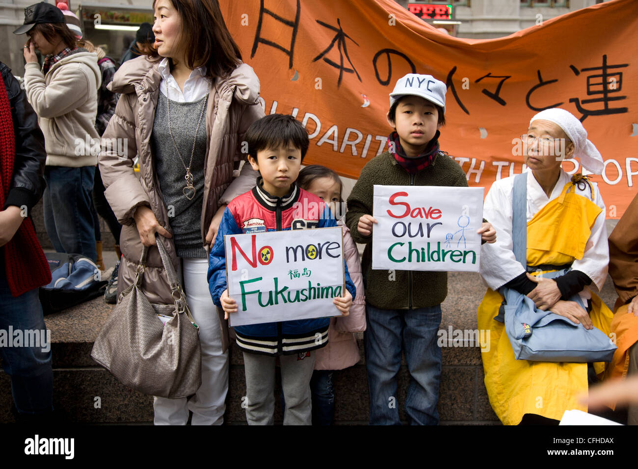Les marcheurs de la paix à New York sur le chemin de la centrale nucléaire d'Indian Point sur 1 ans anniversaire de la catastrophe nucléaire de Fukushima Banque D'Images