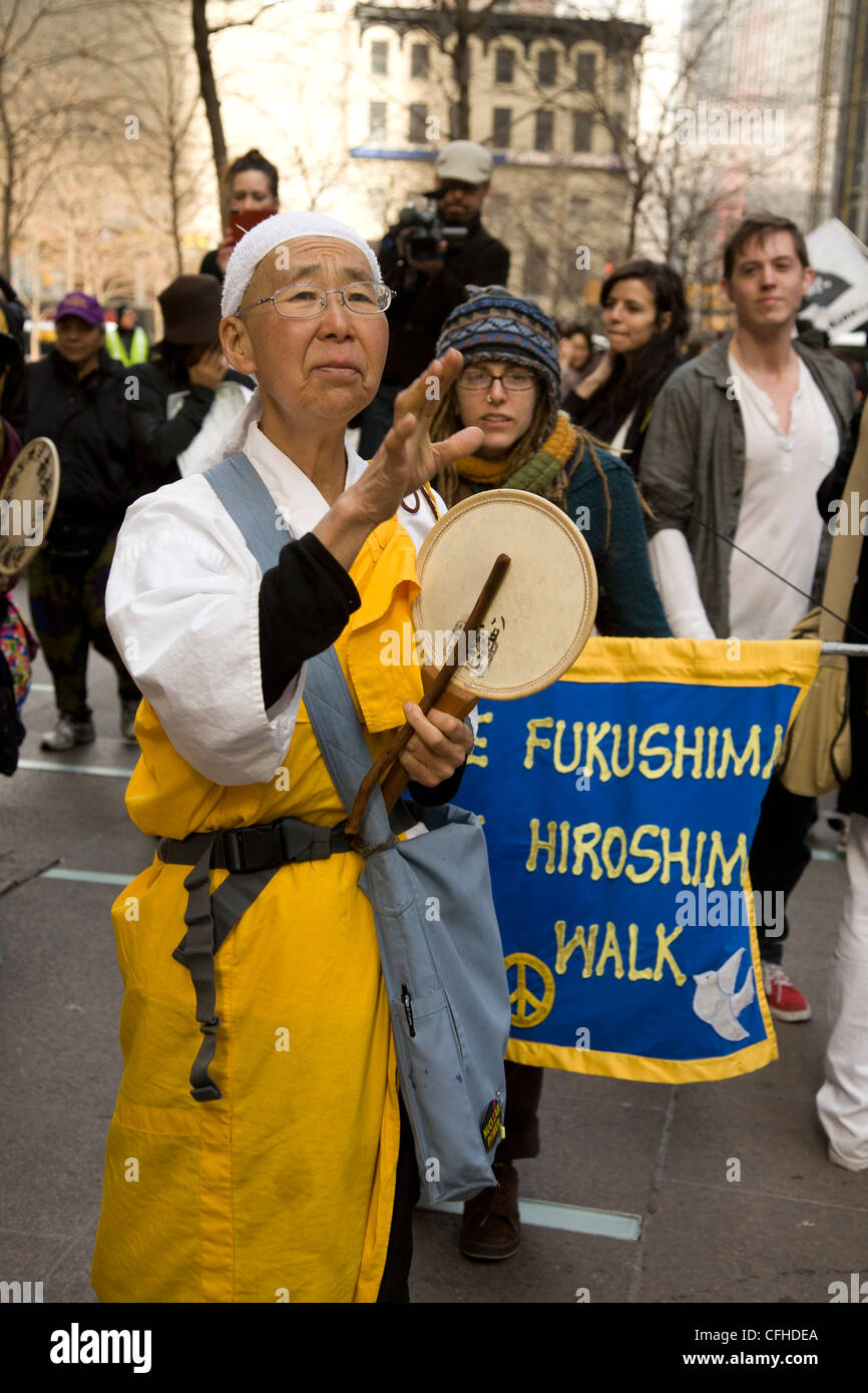 Les marcheurs de la paix à New York sur le chemin de la centrale nucléaire d'Indian Point sur 1 ans anniversaire de la catastrophe nucléaire de Fukushima Banque D'Images