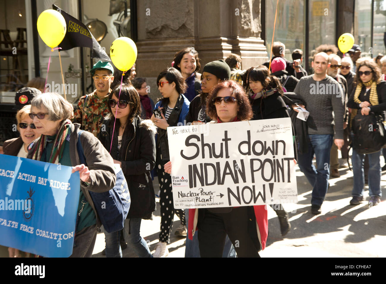 Rallye antinucléaires et mars à New York pour commémorer le 1 e anniversaire de la catastrophe naturelle et nucléaire au Japon. Banque D'Images