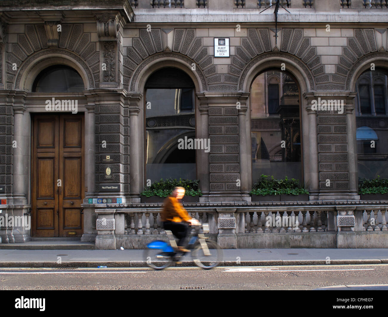 Cycliste sur Fleet Street, London, England, UK Banque D'Images