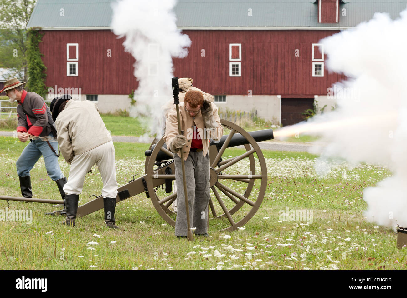 La guerre civile, reconstitution des Confédérés cannon tir Banque D'Images