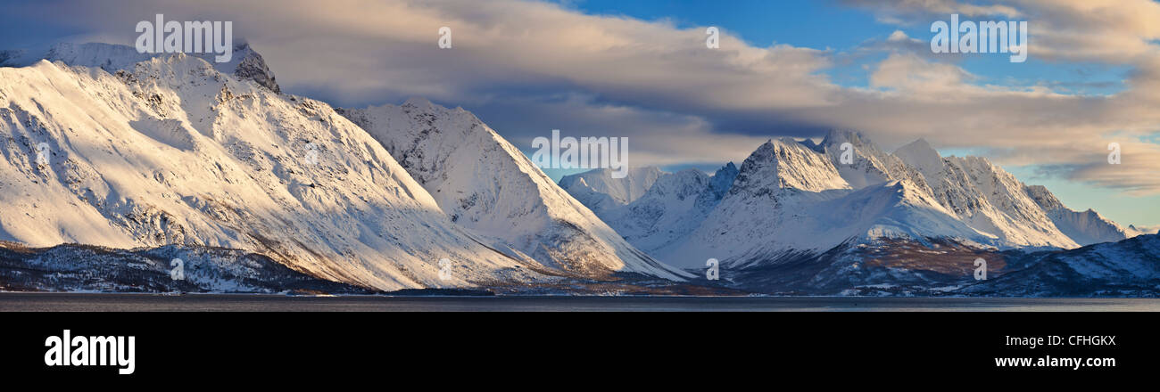 À l'échelle Ullsfjord, vers le sud des Alpes de Lyngen, Troms, Norvège, Scandinavie Europe Banque D'Images