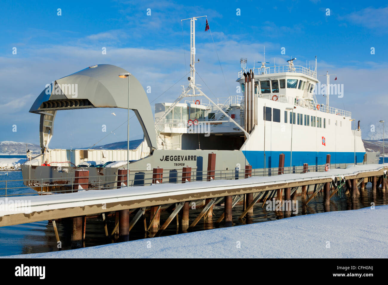 Car-ferry de Breivikeidet à Svensby chargement à bord des voitures à la jetée de traverser Ullsfjord Norvège du Nord Scandinavie Europe Banque D'Images