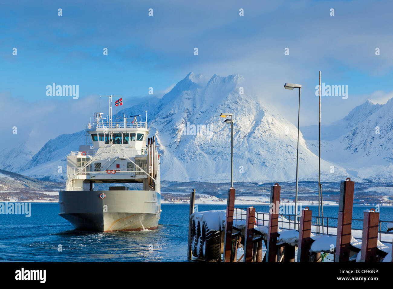 Car-ferry de Breivikeidet à Svensby jetée laissant à travers Ullsfjord Norvège du Nord Scandinavie Europe Banque D'Images