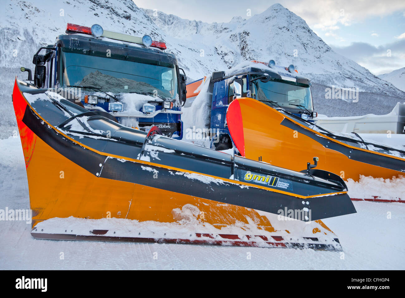 Chasse-neige garée à côté d'une route Troms Norvège du Nord Scandinavie Europe Banque D'Images