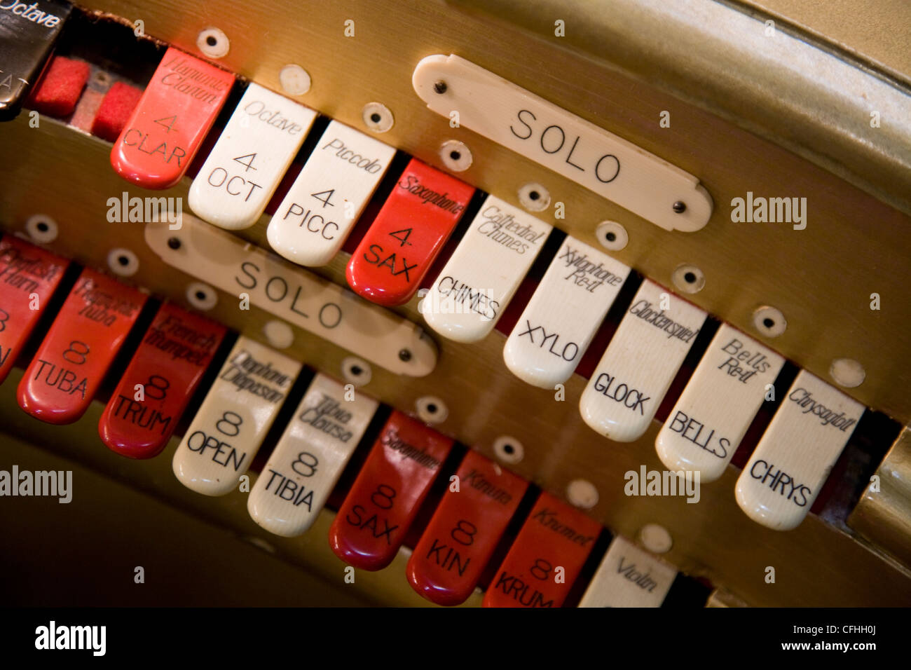 Touche clavier / tuyau d''Stop Langues" (touches / Commandes de sélection) sur l'orgue de cinéma Wurlitzer. Musée musical, Brentford. UK Banque D'Images