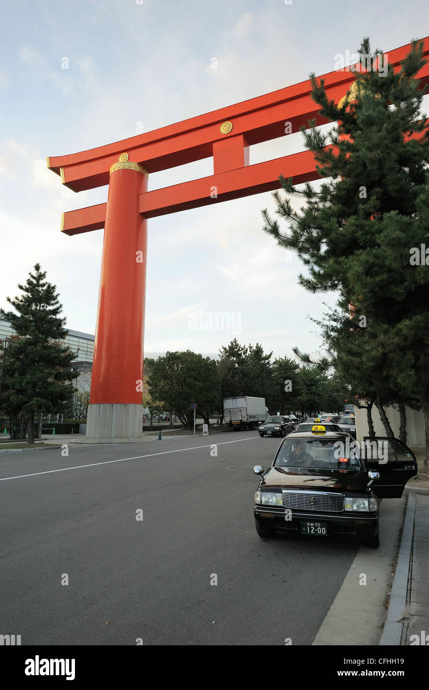 Taxi parking en face de l'immense torii rouge Heian Jingu, Kyoto, Japon Banque D'Images