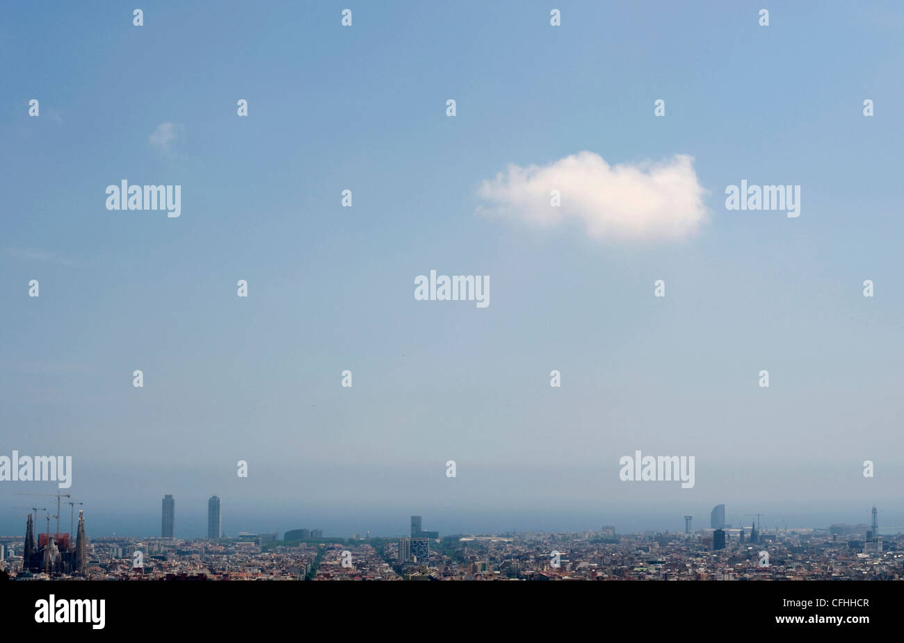 La vue sur la ville de Barcelone, la Sagrada Familia et la mer depuis le Parc Guell avec un nuage blanc dans le ciel bleu clair. Banque D'Images