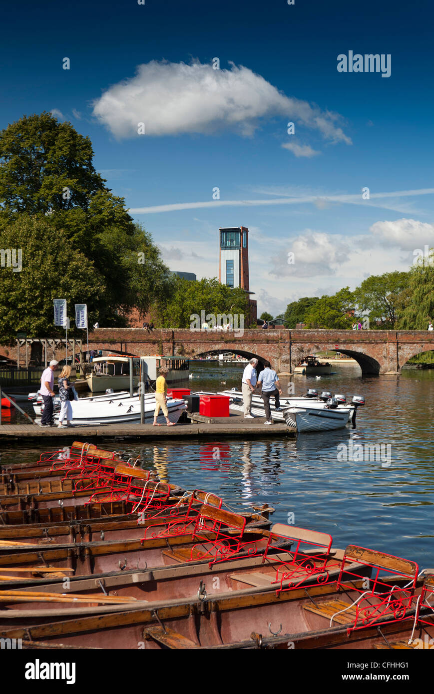 Le Warwickshire, Stratford sur Avon, les bateaux de plaisance sur la rivière Avon Banque D'Images