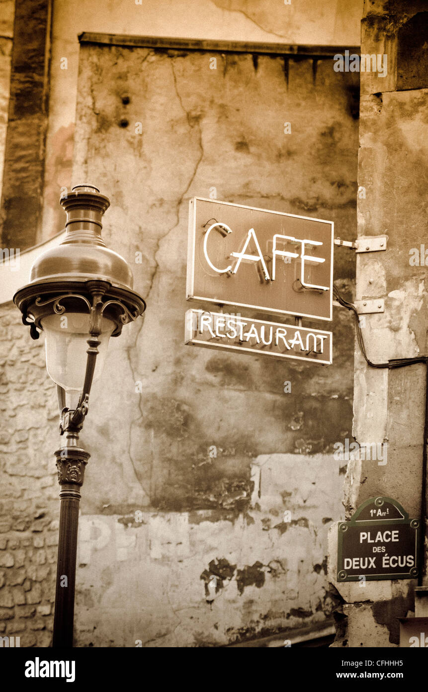 Cafe signe et un lampadaire, Paris, France Banque D'Images