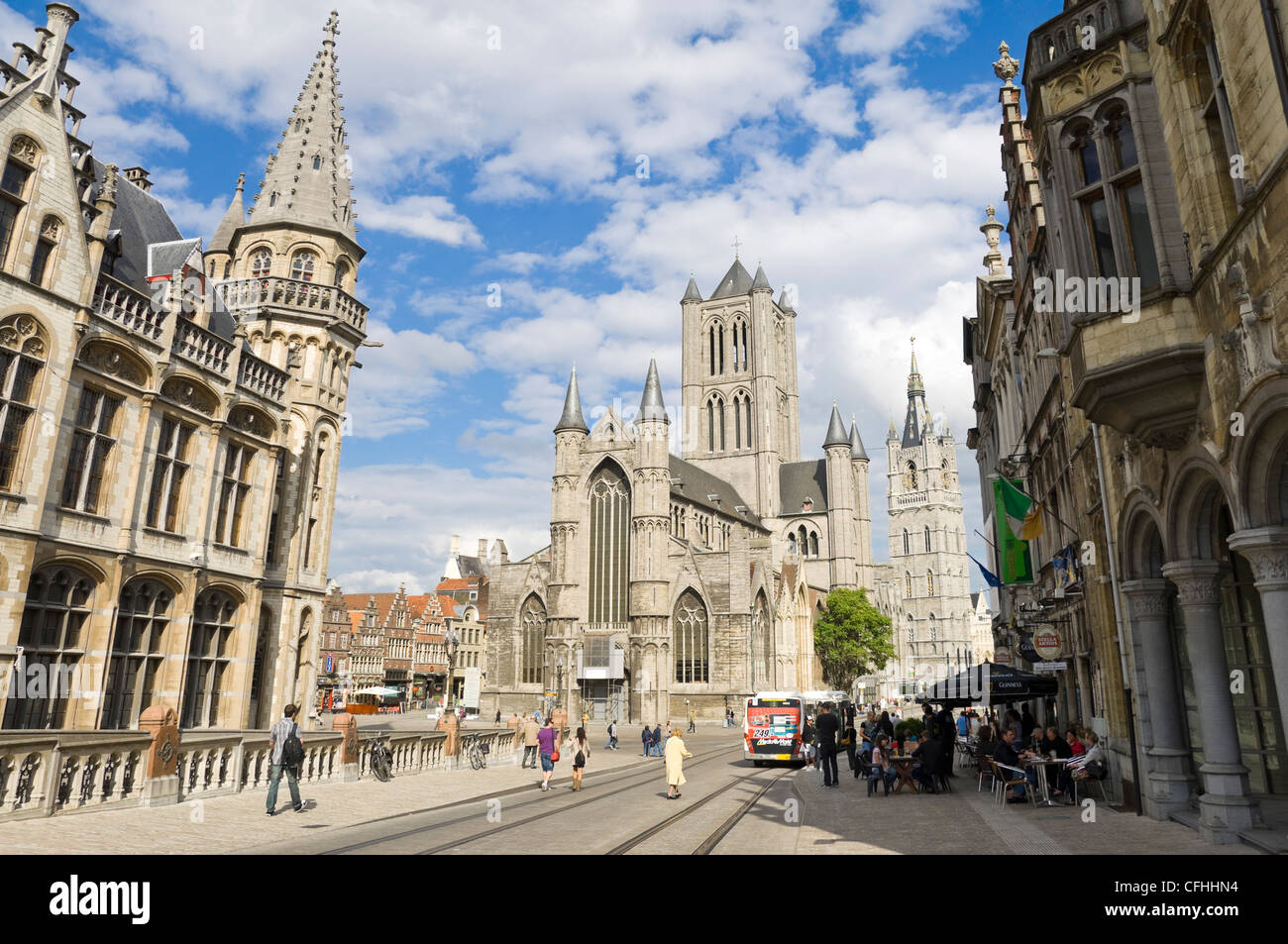 Grand angle de visualisation horizontal de l'Ancienne Poste, l'église St Nicolas et le beffroi de Gand sur une journée ensoleillée. Banque D'Images