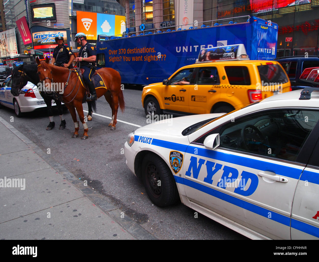 Voiture de la police et des agents de police de la ville de New York sur les chevaux Banque D'Images