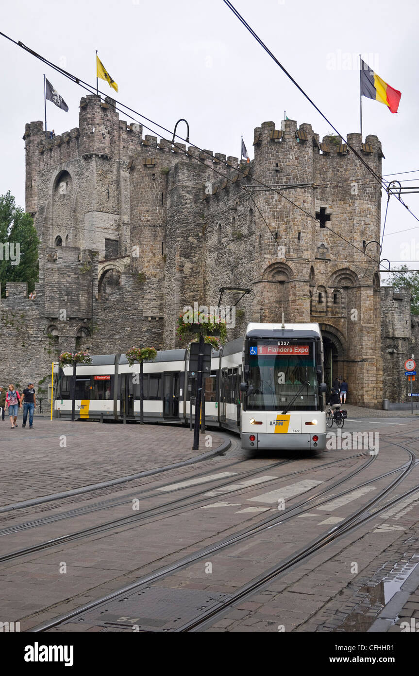 Vue verticale d'un tramway se déplaçant dans les rues de Gand, en face de la cité médiévale château Gravensteen. Banque D'Images