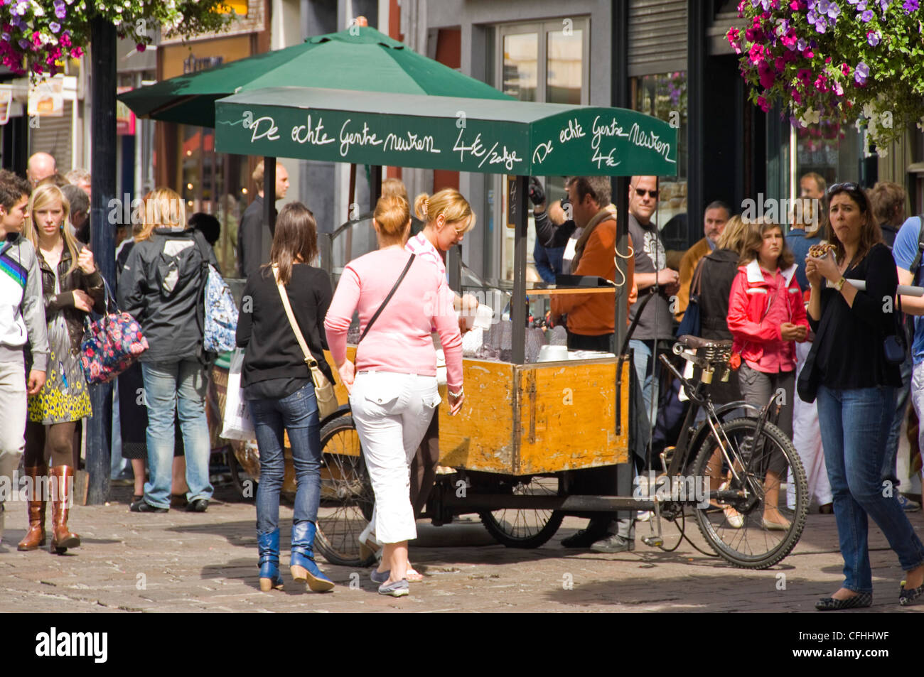 Close up horizontale d'une bicyclette panier vente de gâteaux traditionnels, aux gens, cuberdons à Gand, Belgique Banque D'Images