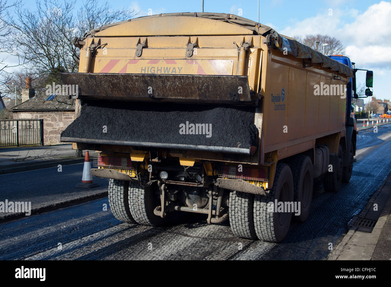 Asphalte tarmac ont été portées pour refaire une route. L'Ecosse Montrose UK Banque D'Images